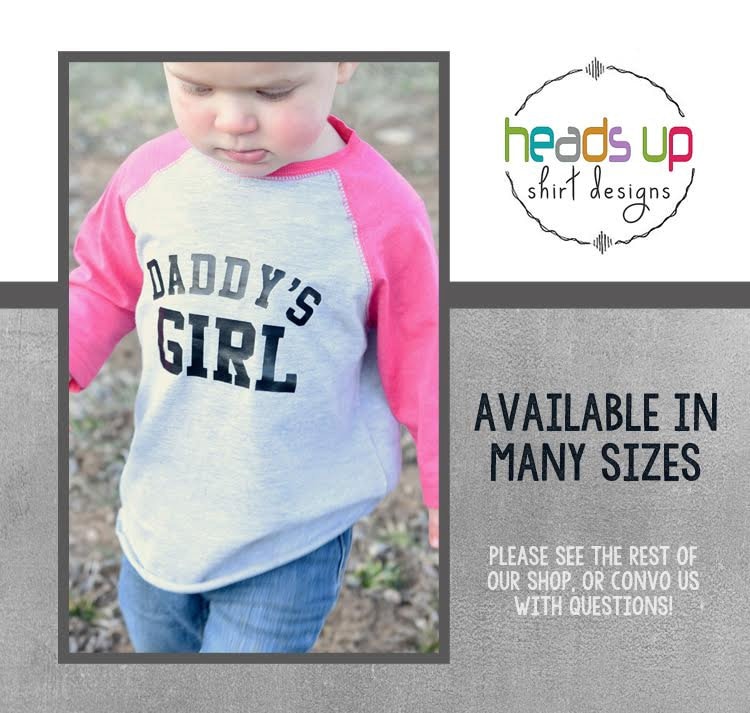 Daddys Girl Raglan T-Shirt - Vatertag Shirt Kleinkind Mädchen Baby Daddy T-Shirt Neue Baby-Geschenk-Papa Trendy Kinderkleidung Geschenk von Headsupshirtdesigns