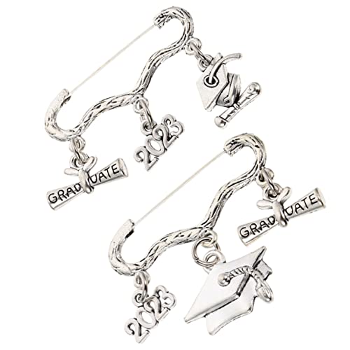 Healeved 1 Satz Bachelor Cap Brosche Passende Banner Grad Brosche Pride Pin Abschlussschmuck 2023 Vintage 2023 Brosche Absolventengeschenke Revers Gedenkschmuck 2 Stück von Healeved