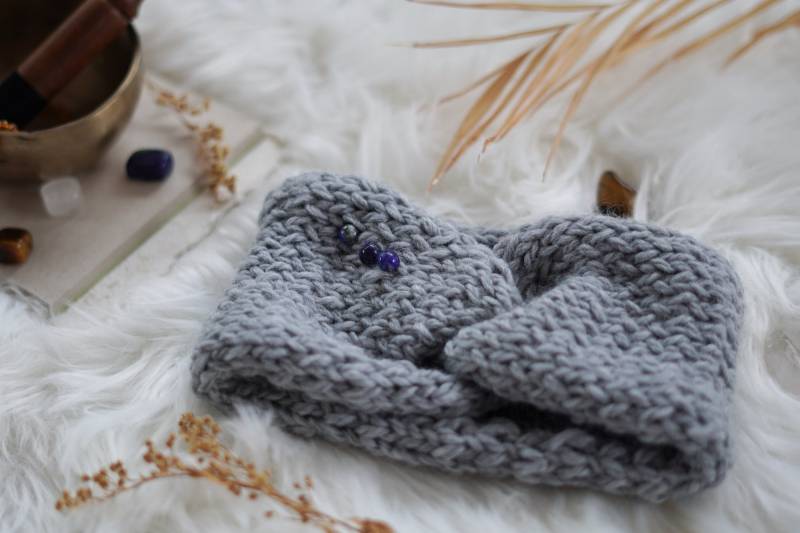 Graues Strick Stirnband Mit Lapis Lazuli Kristall Steinen Graues Strick Stirnband Mit Lapis Lazuli Kristall Steinen von HealingHandmadesShop