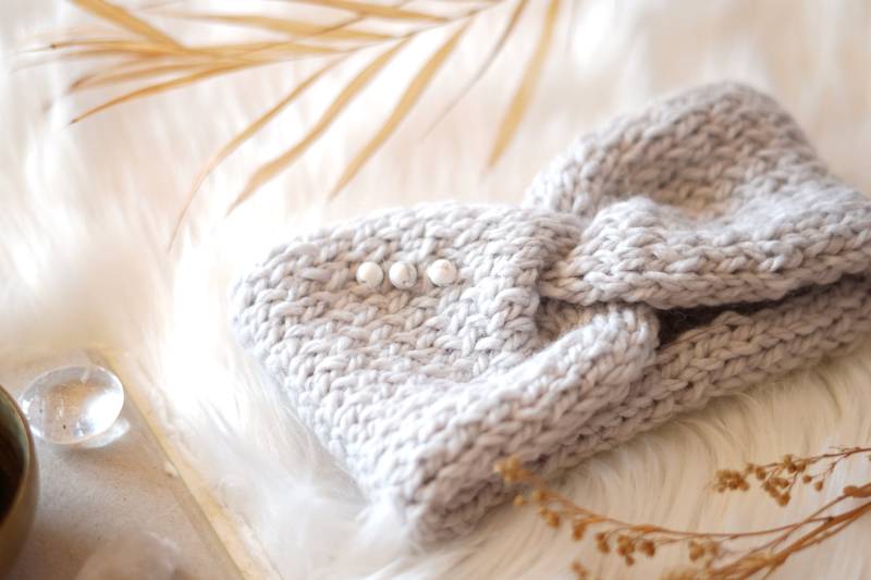 Hellgraues Stirnband Mit Howlite Kristallen von HealingHandmadesShop