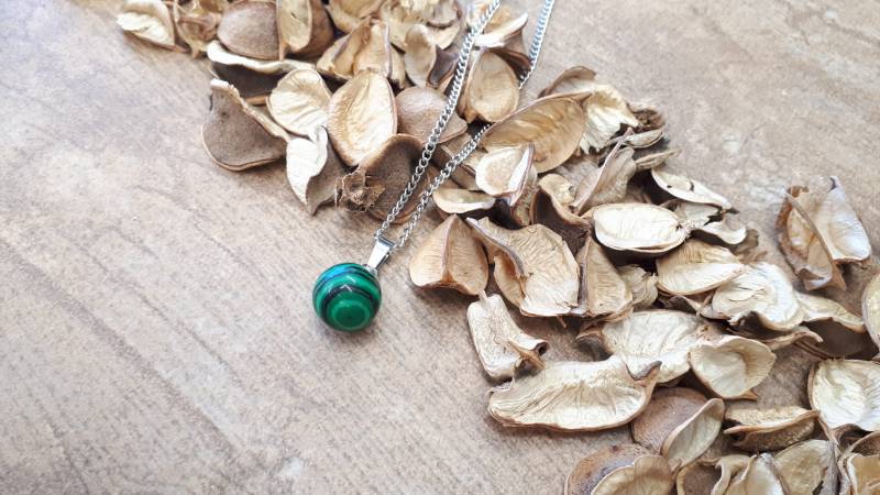 Kreis Malachit Halskette - Kugel Runder Anhänger Silber 925 Schmuck Grüner Winzige Silberkette von HealingJewelryCrafts