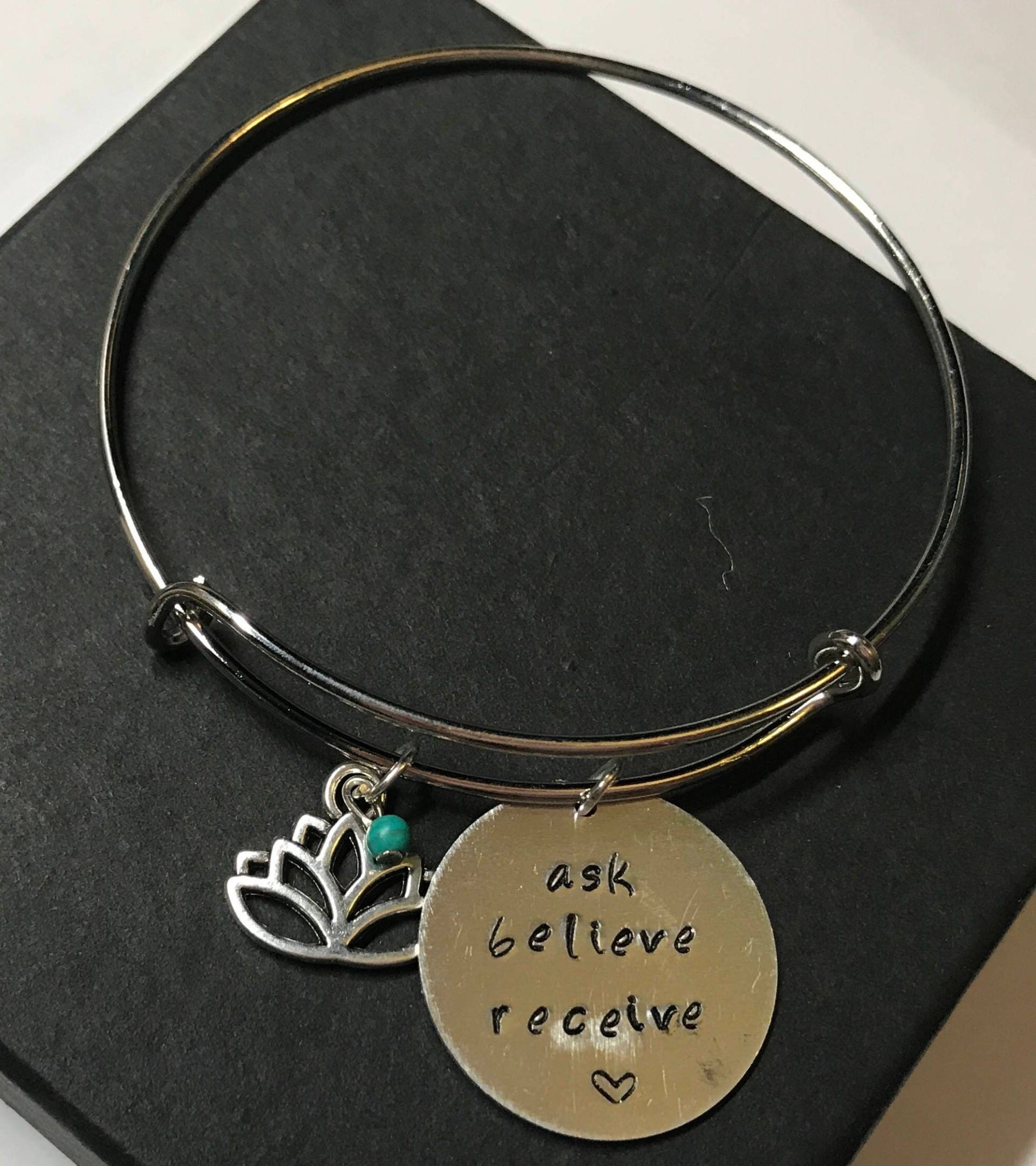 Handgestempelter Anziehungsarmreif Mit Lotus Anhänger | Geschenke Für Sie Inspirierende Handgestempelter Anziehungsarmreif Mit Lotus Anhänger | Geschenke Für Sie Inspirierende von HealingwithJailynn