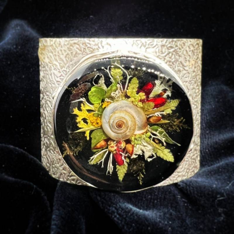 Armreif Mit Getrockneten Pflanzen, Einem Schneckenhaus Und Flechten Armreif Mit Getrockneten Pflanzen, Einem Schneckenhaus Und Flechten von HeartEatsBrain