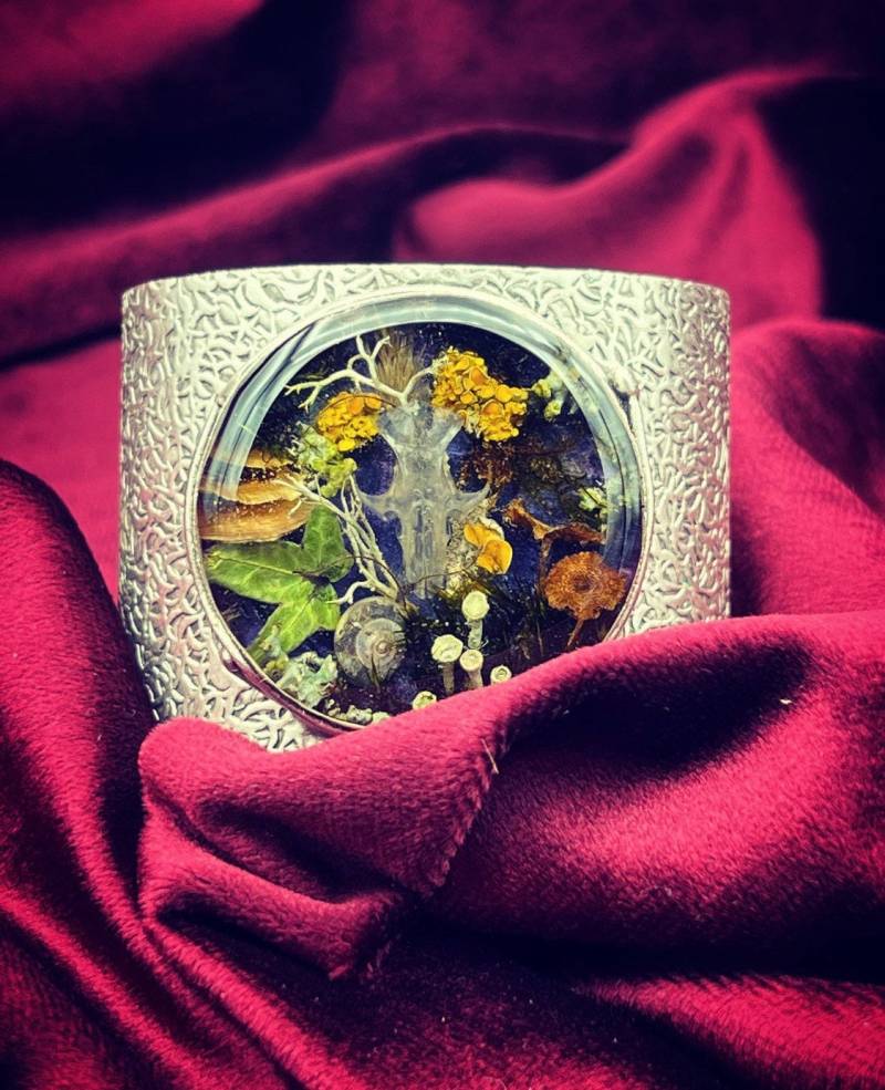 Armreif Mit Getrockneten Pflanzen, Pilzen, Knochen Und Flechten Armreif Mit Getrockneten Pflanzen, Pilzen, Knochen Und Flechten von HeartEatsBrain