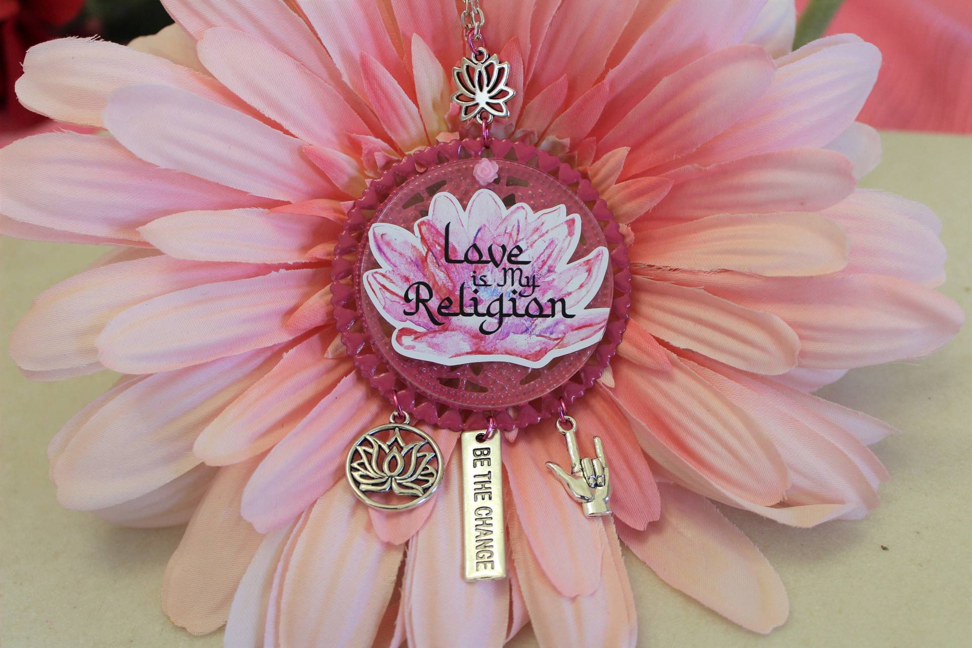 Liebe Ist Meine Religion, Religion Anhänger, Rosa Religiöse Halskette. "Rosa Religiöses Geschenk "One World Love" Liebe Ist Meine Religion, Religion Anhänger, Rosa Religiöse Halskette. "Rosa Religiöses Geschenk "One World Love" von HeartSleevesBoutique