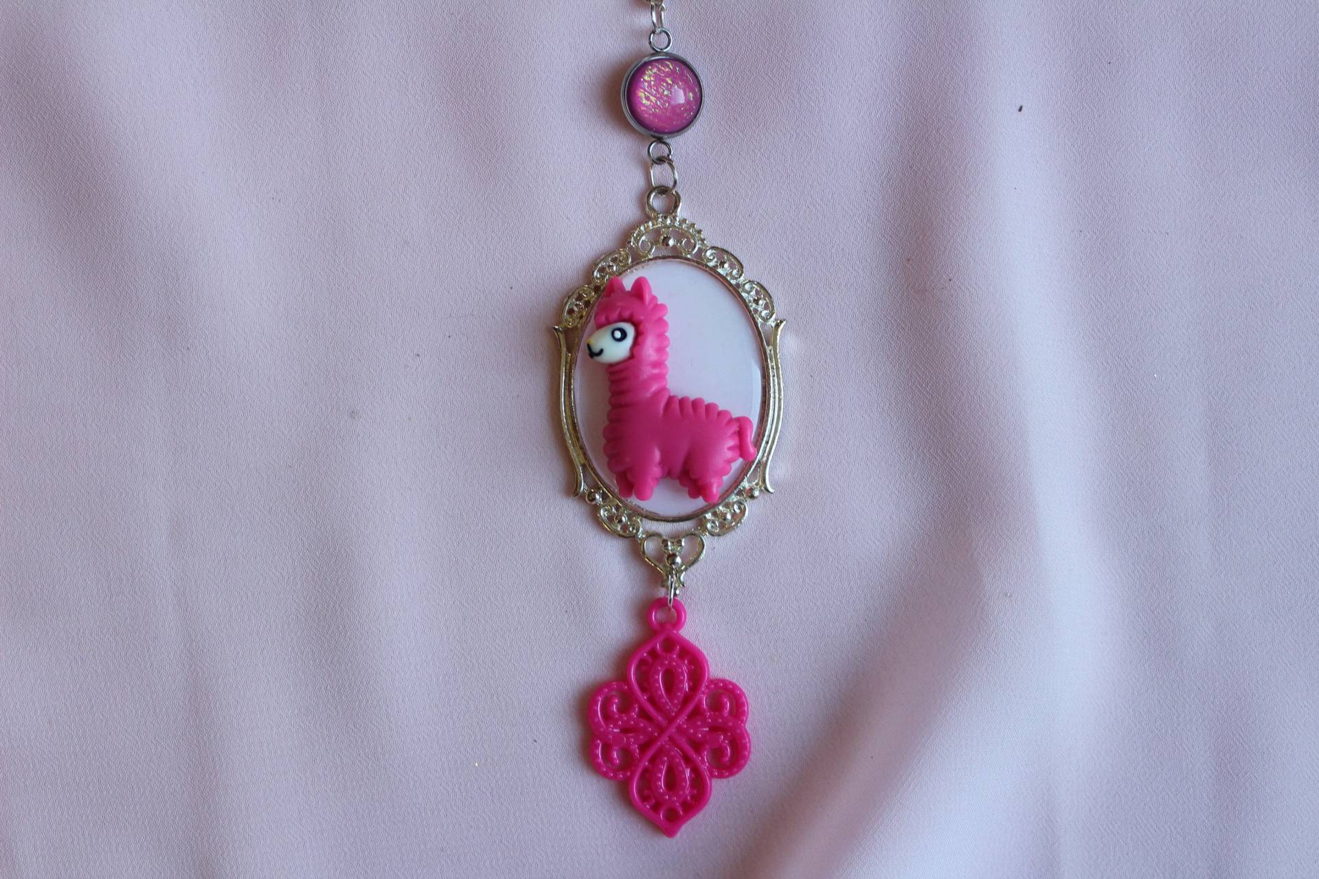 Rosa Lama Halskette, Kawaii Lama, Alpaka, Tier Schmuck, Kleidung, Alpaka Bauernhof Tier "Berry Llama Love" Rosa Lama Halskette, Kawaii Lama, Alpaka, Tier Schmuck, Kleidung, Alpaka Bauernhof Tier "Berry Llama Love" von HeartSleevesBoutique
