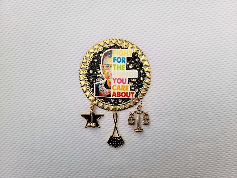 Ruth Bader Ginsburg Brosche, Rbg Anstecknadel, Brosche "Rbg Love" von HeartSleevesBoutique