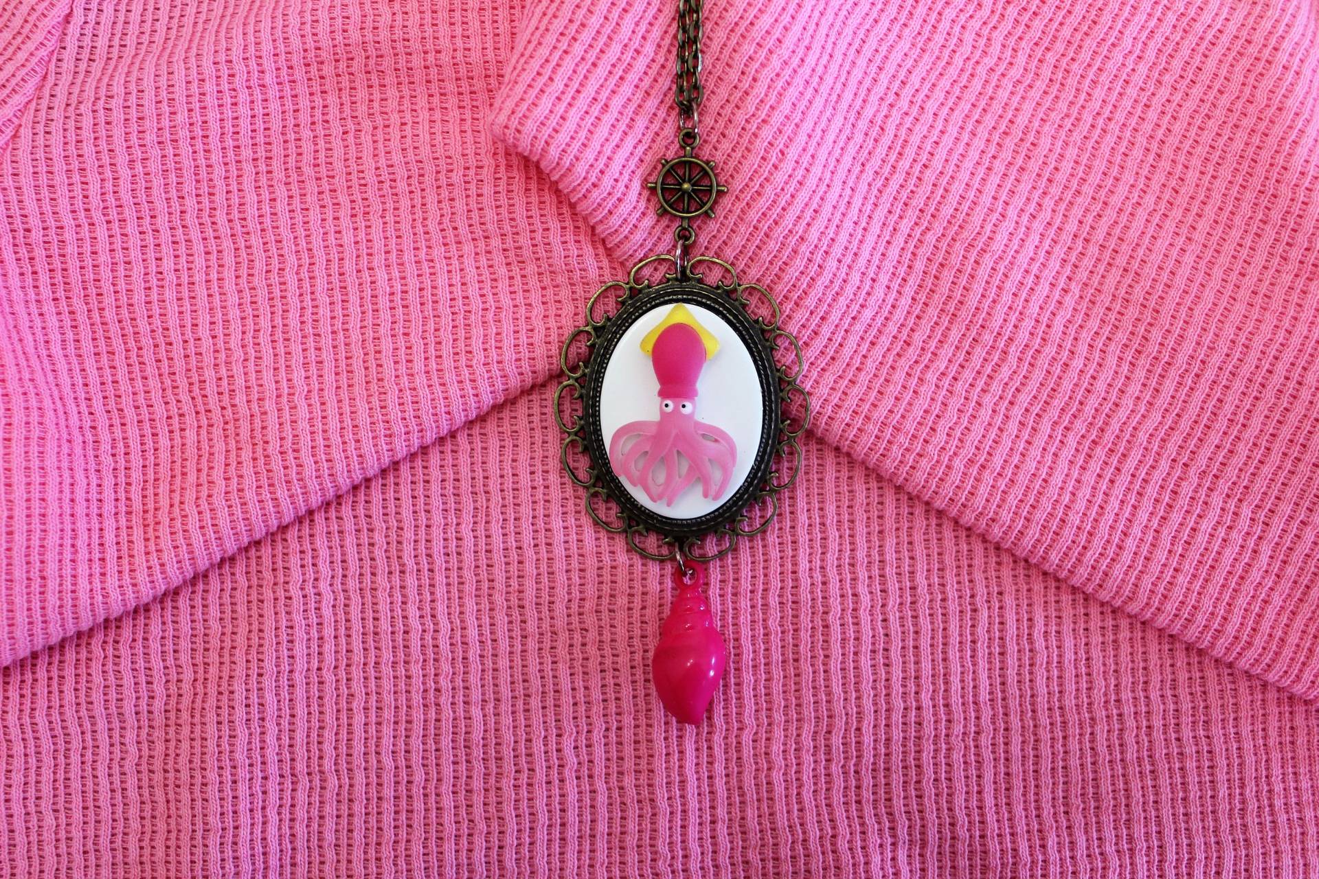Tintenfisch-Halskette, Rosa Unterwasser-Halskette, Meine Oktopus-Lehrerin, Oktopus-Halskette "Tintenfischliebe" Tintenfisch-Halskette, Rosa Unterwasser-Halskette, Meine Oktopus-Lehrerin, Oktopus-Halskette "Tintenfischliebe" von HeartSleevesBoutique