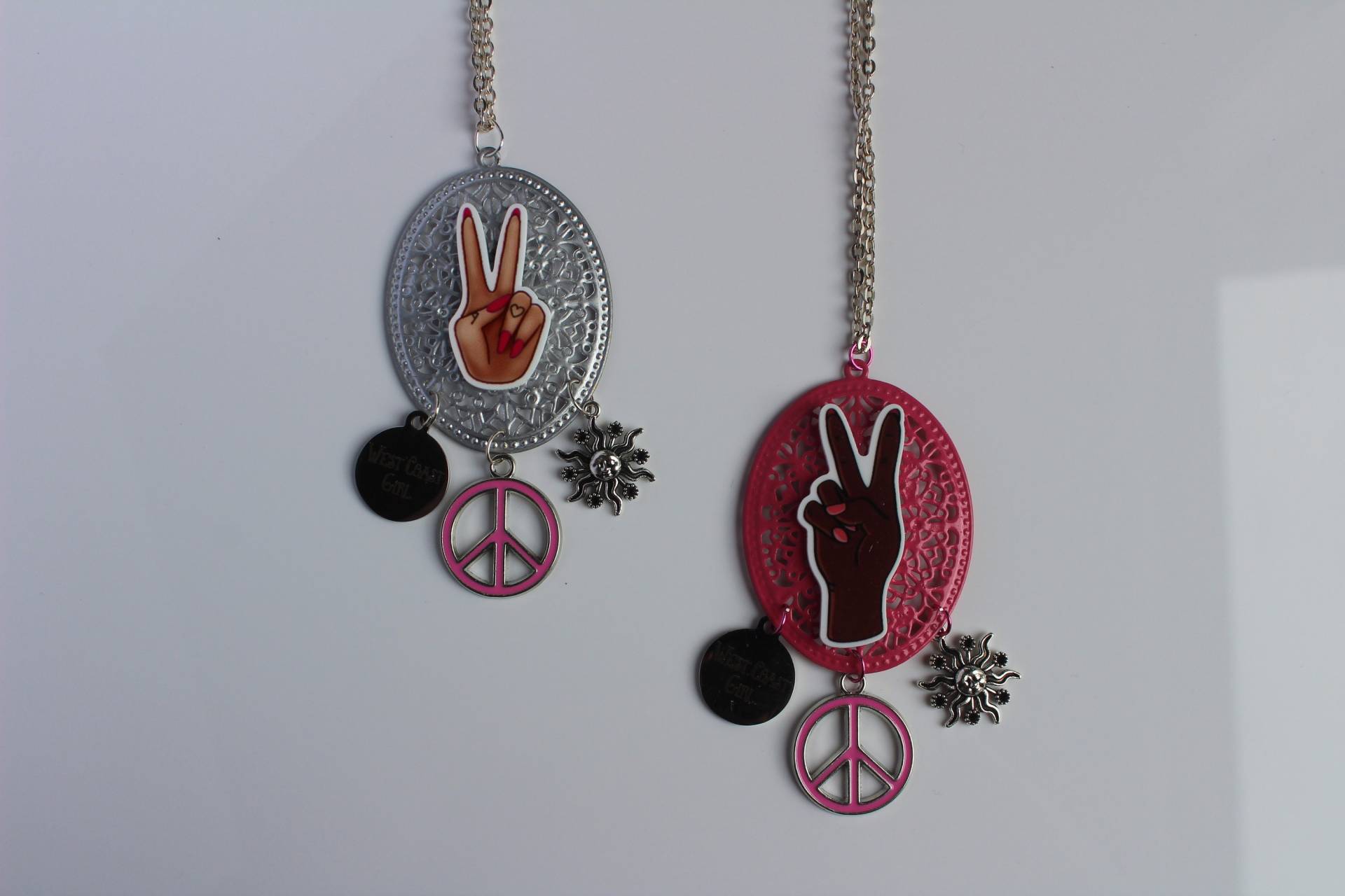West Coast Girl Halskette, Pink Peace Zeichen Tattoo Herz Tattoo, Best Coast, Sun Charm "West Love" West Coast Girl Halskette, Pink Peace Zeichen Tattoo Herz Tattoo, Best Coast, Sun Charm "West Love" von HeartSleevesBoutique