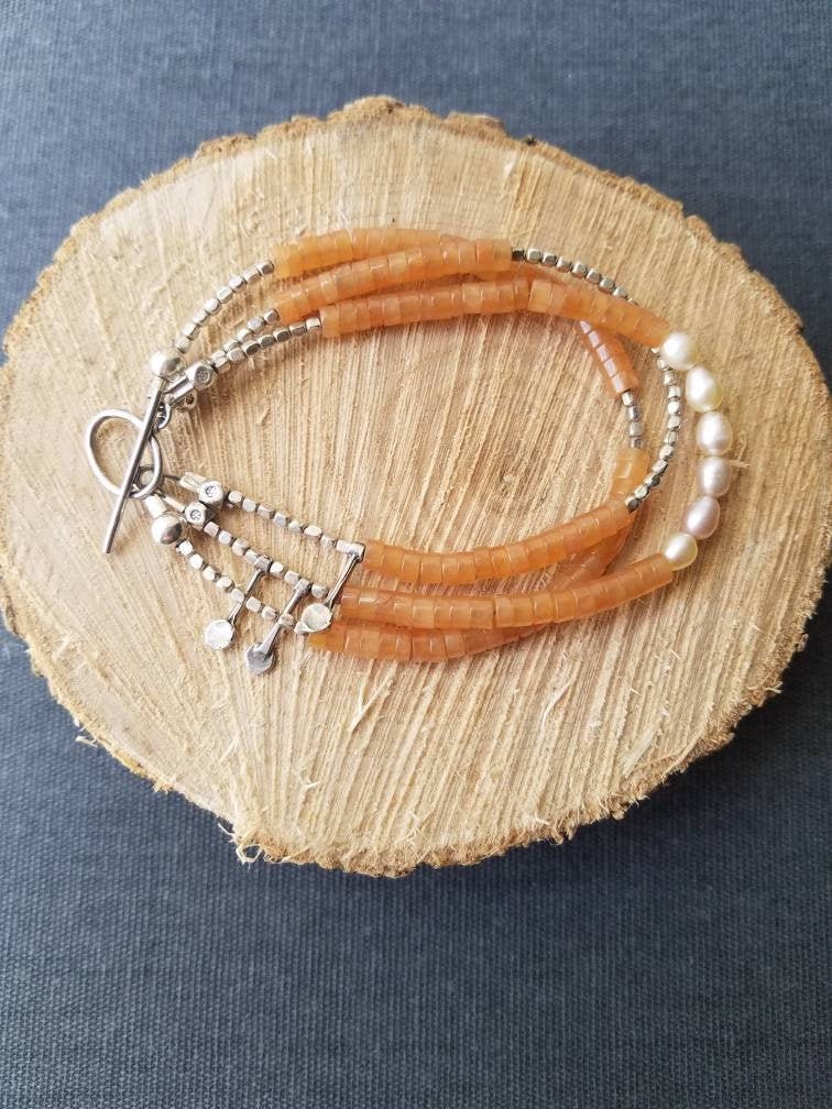 Dreireihiges Armband Mit Rotem Aventurin Und Sterlingsilber-Süßwasserperlen Dreireihiges Armband Mit Rotem Aventurin Und Sterlingsilber-Süßwasserperlen von HeartStringsByShelly