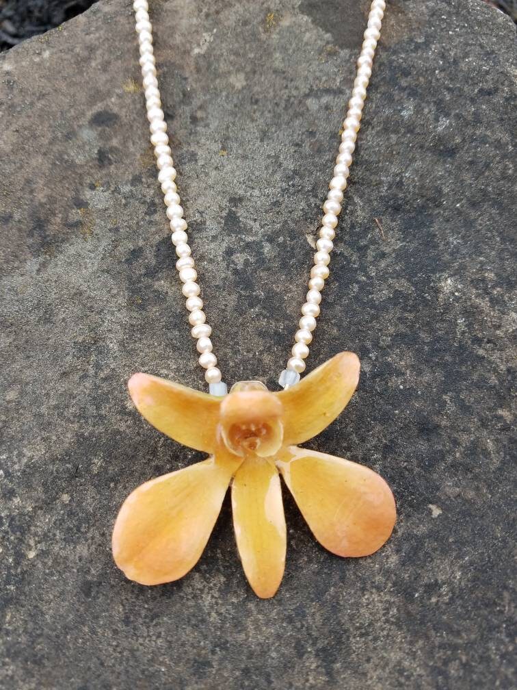 Halskette Mit Orchidee Und Süßwasserperle Halskette Mit Orchidee Und Süßwasserperle von HeartStringsByShelly