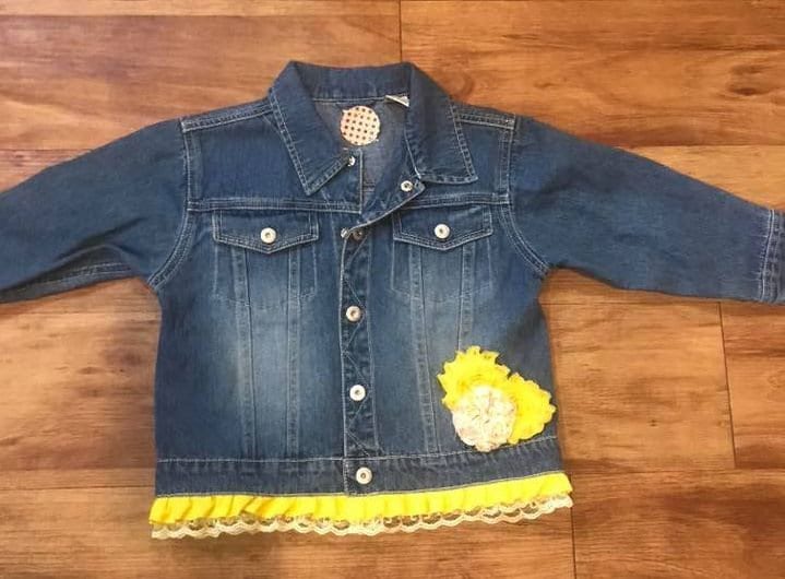 Umfunktionierte Jeansjacke Mit Gelber Spitze, Kinderjacke, Mädchen Jeansjacke, Blumenmädchen von HeartTOHeartCO