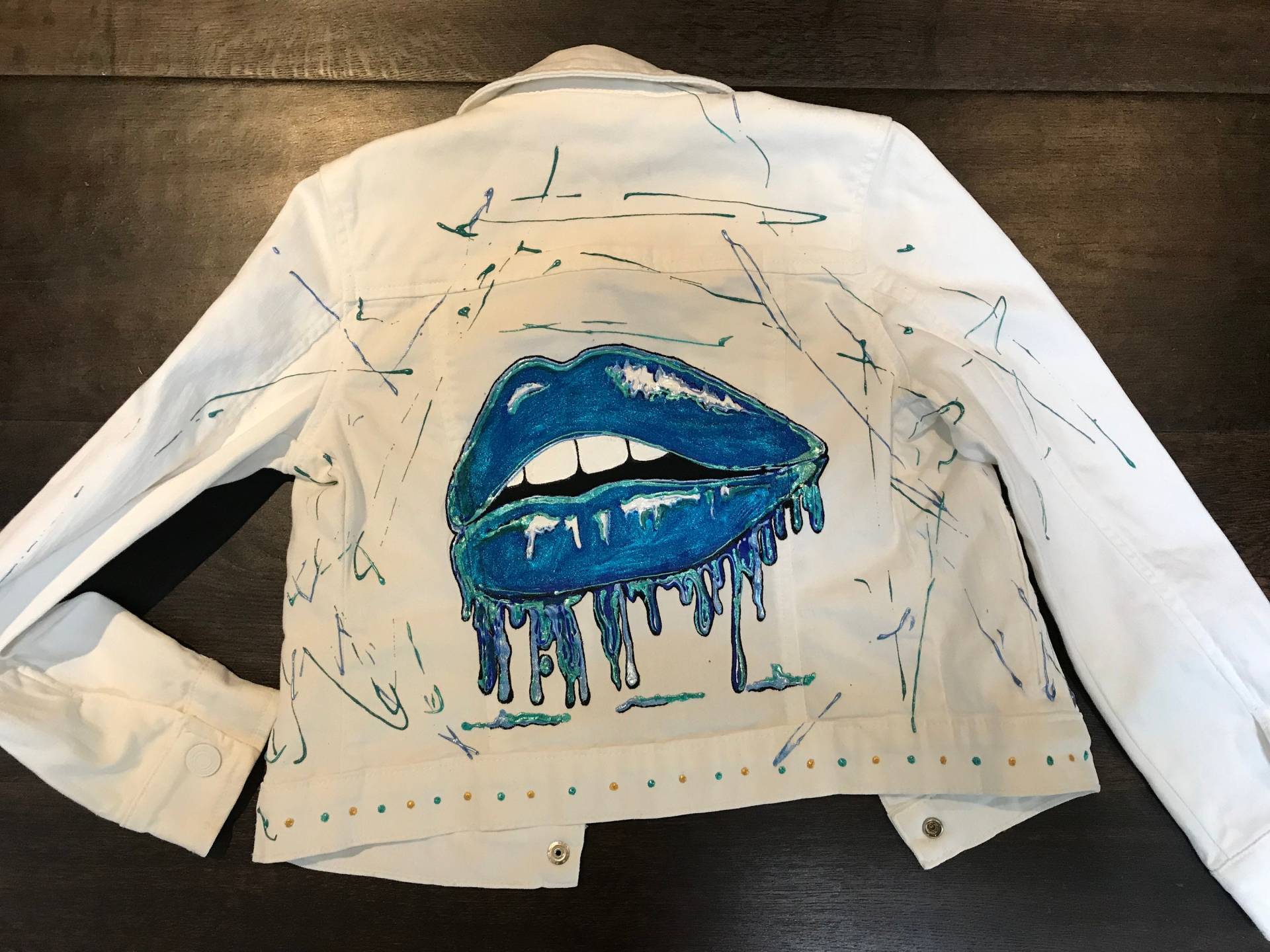 Hand Bemalt Lippe Benutzerdefinierte Jeansjacke Hand Bemalt Lippe Benutzerdefinierte Jeansjacke von HeartandSoleNY