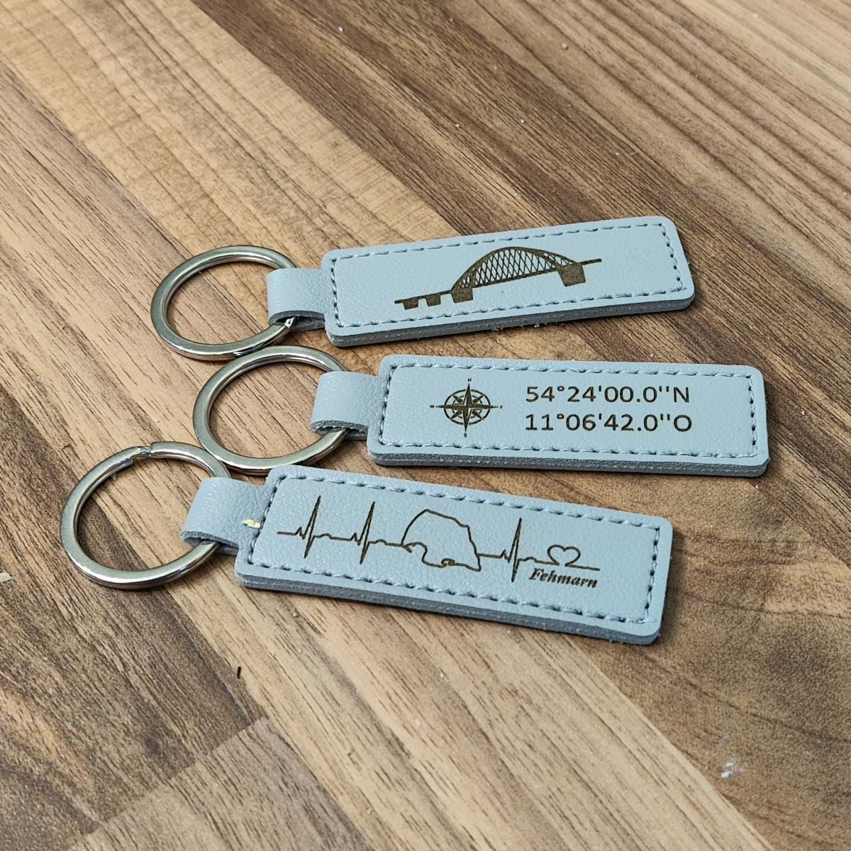 Personalisierte Schlüsselanhänger Aus Pu-Leder Mit Fehmarn Motiven Als Lasergravur Personalisierte Schlüsselanhänger Aus Pu-Leder Mit Fehmarn Motiven Als Lasergravur von HeartbeatKreationen