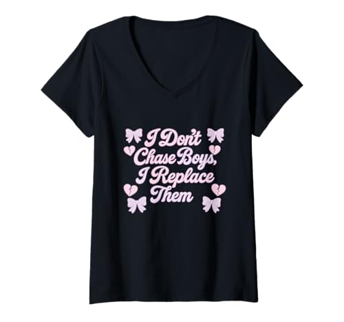 Damen Zitat I Don't Chase Boys mit Schleifen und Herzen T-Shirt mit V-Ausschnitt Damen Zitat I Don't Chase Boys mit Schleifen und Herzen T-Shirt mit V-Ausschnitt von Heartbreaker Aesthetic