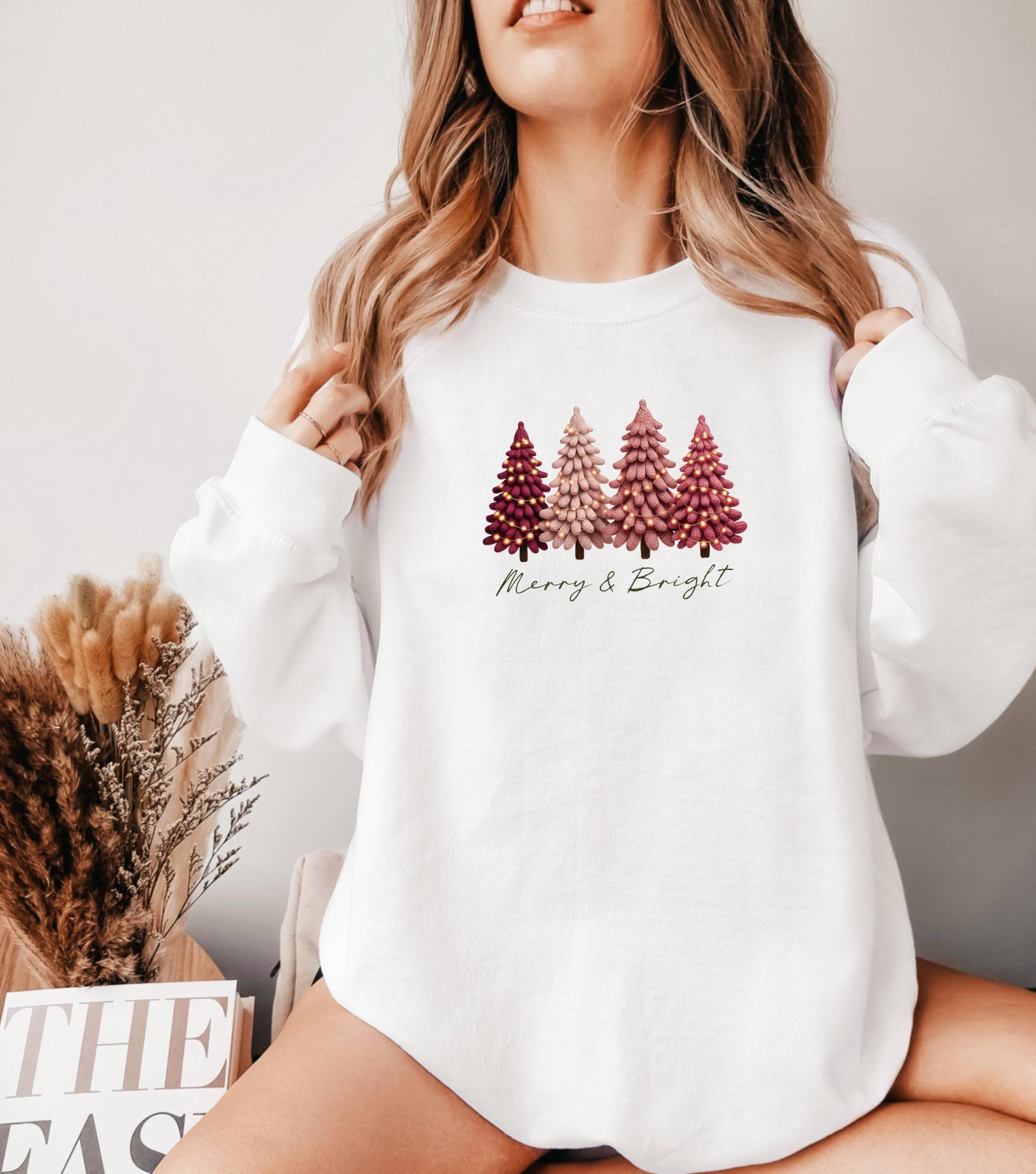 Merry & Bright Sweatshirt Rosa Tannenbäume, Weihnachtspullover Damen, Weihnachtsoutfit, Geschenkidee Weihnachten, Christmas Sweater von HeartcraftedByAnja
