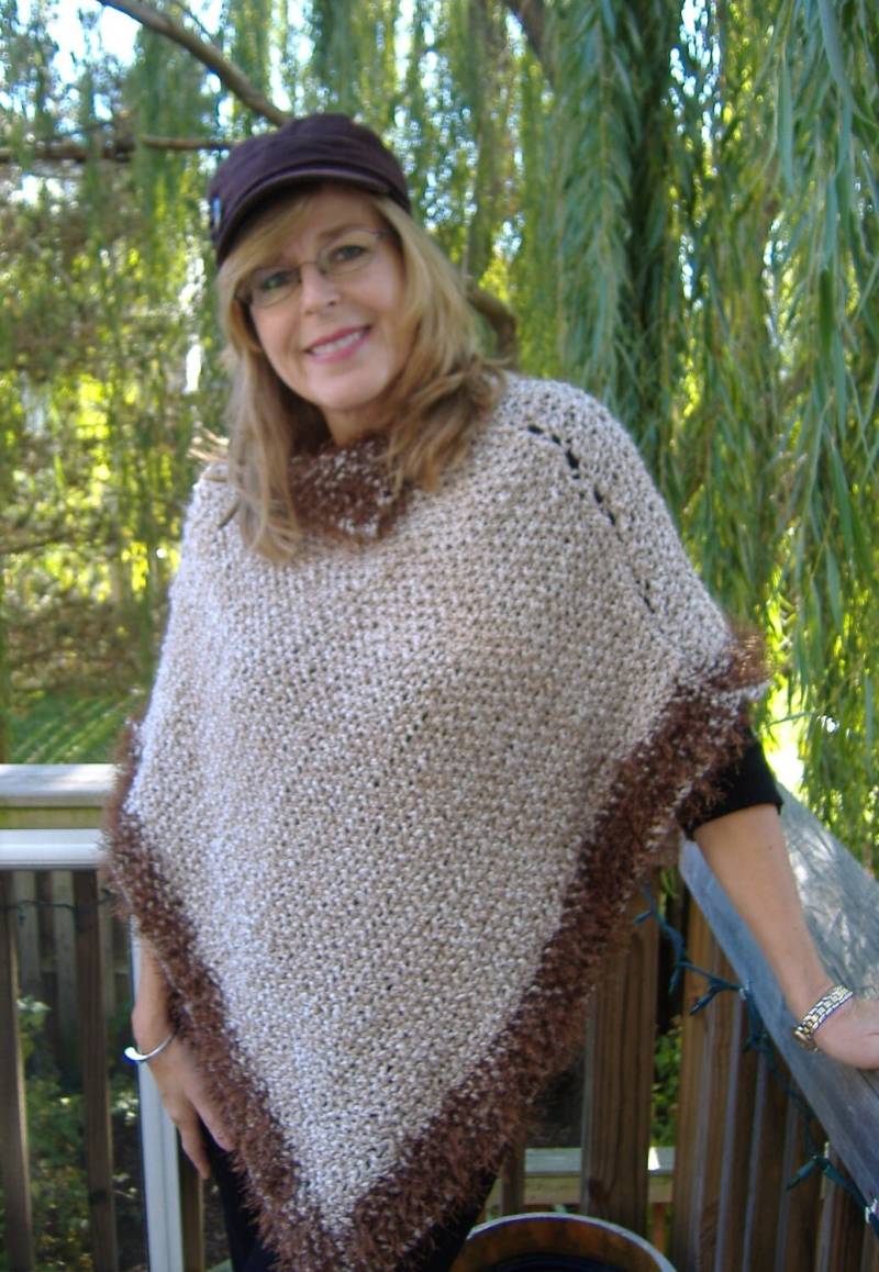 Weizen Poncho Mit Brauner Borte Weizen Poncho Mit Brauner Borte von HearthsideCrafts