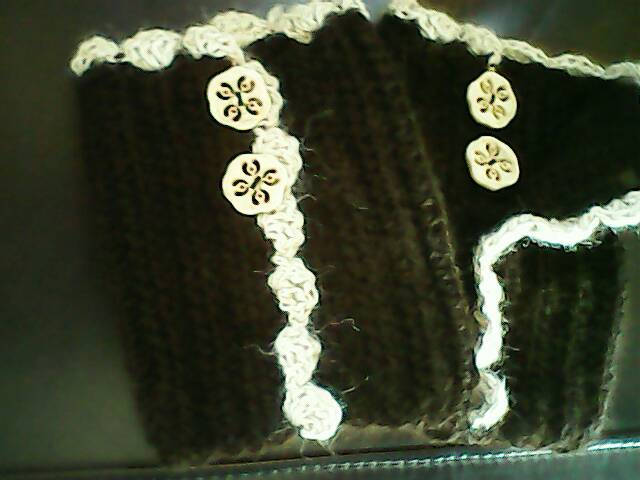 Gehäkelte Baby Alpaka Stiefel Bündchen, Dunkelschokolade Mit Beigem Besatz Gehäkelte Baby Alpaka Stiefel Bündchen, Dunkelschokolade Mit Beigem Besatz von HeartlandFiberArts