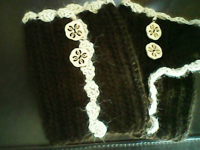 Gehäkelte Baby Alpaka Stiefel Bündchen, Dunkelschokolade Mit Beigem Besatz Gehäkelte Baby Alpaka Stiefel Bündchen, Dunkelschokolade Mit Beigem Besatz von HeartlandFiberArts