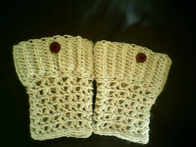 Gehäkelte Stiefelmanschetten, Beige Alpaka Oder Od Grün Acryl/Alpaka Mischung Mit Knöpfen von HeartlandFiberArts