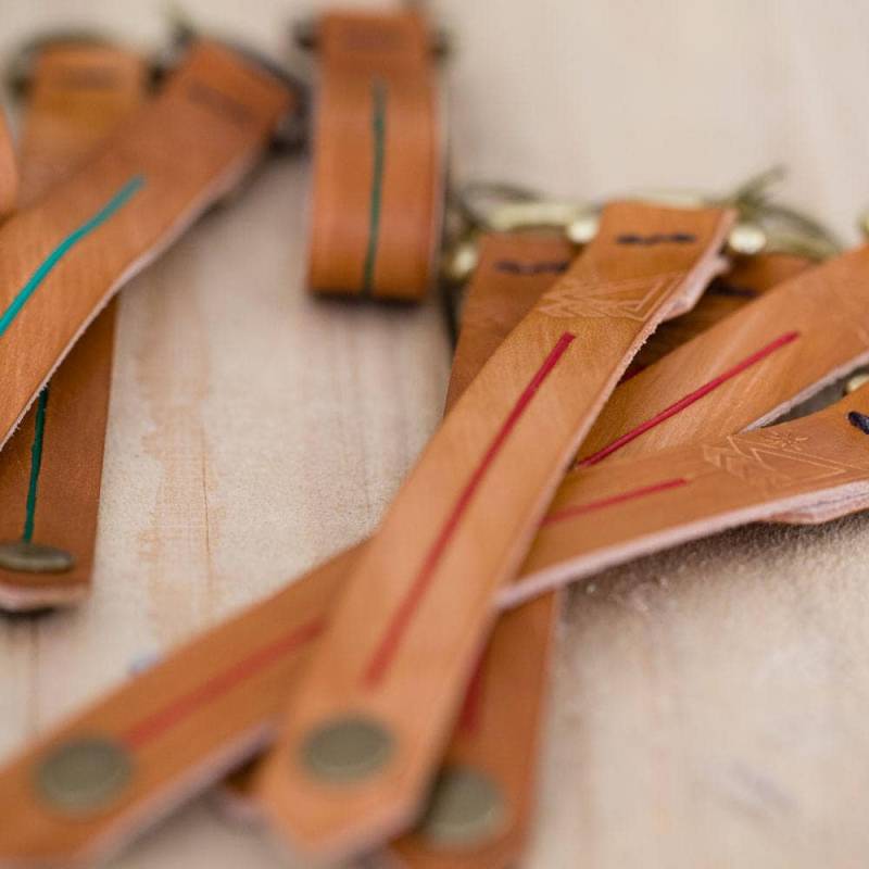 Dünne Rote Linie Schlüsselanhänger Mit Antikem Messing-Finish-Schlüsselring & Snaps von HeartlandLeatherWork
