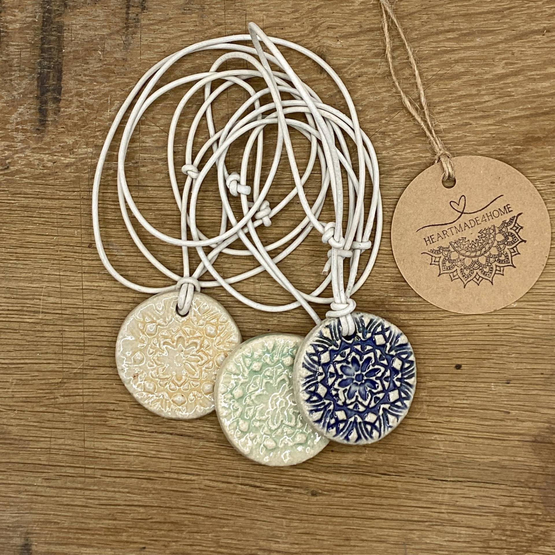 Lange Ketten Mit Lederband Und Anhänger, Keramik Schmuck, ⊘ Ca. 4, 5 cm, Inkl. Verstellbarem Lederband, 3 Farben Lange Ketten Mit Lederband Und Anhänger, Keramik Schmuck, ⊘ Ca. 4, 5 cm, Inkl. Verstellbarem Lederband, 3 Farben von Heartmade4home