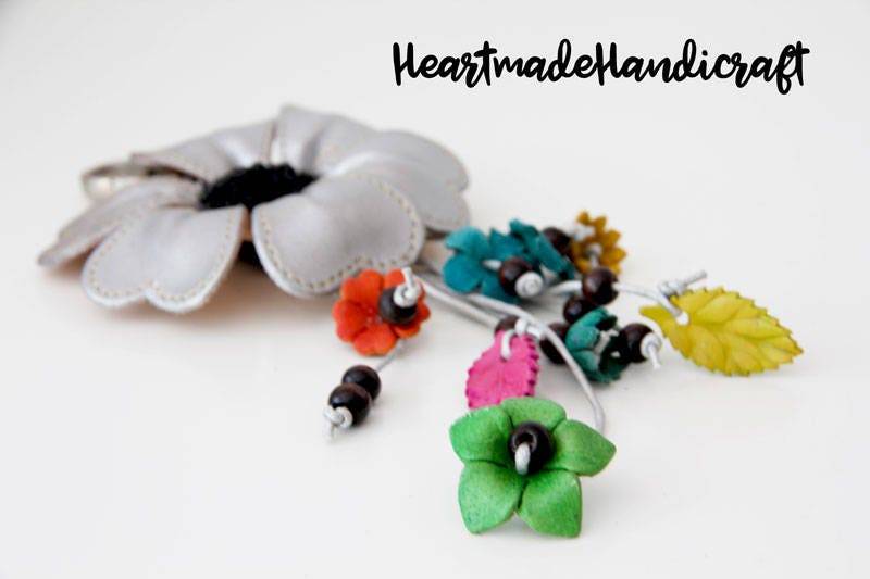 Anhänger/Schlüsselanhänger Blüten Aus Leder von HeartmadeHandicraft