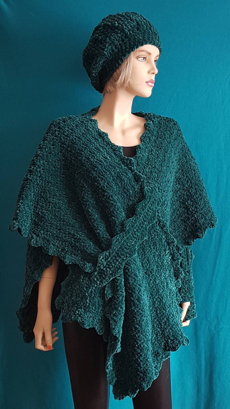 Eleganter Häkel-Poncho in Smaragdgrün | Cape Aus Samtigem Chenille-Garn Mantel-Umhang Mit Raffung Dunkelgrüne Comfy-Decke Samt-Optik Eleganter Häkel-Poncho in Smaragdgrün | Cape Aus Samtigem Chenille-Garn Mantel-Umhang Mit Raffung Dunkelgrüne Comfy-Decke Samt-Optik von HeartmadeHandmade77