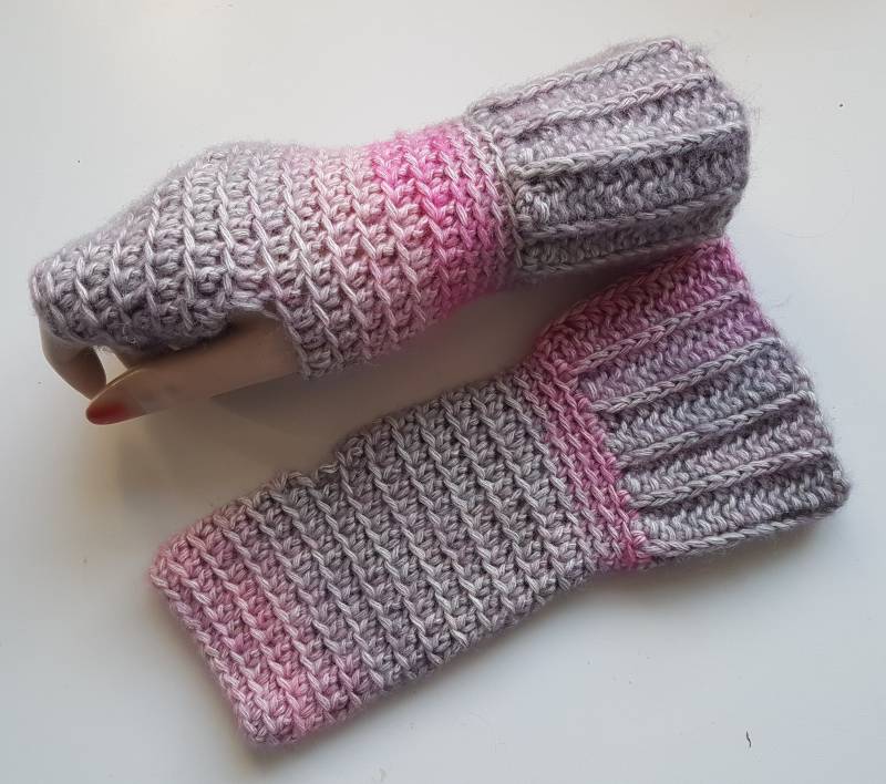 Fingerless Gloves in Fröhlichen Farben | Häkel-Armstulpen Mit Farbverlauf Kuschelweiche Handschuhe Warme Handstulpen Weihnachtsgeschenk von HeartmadeHandmade77