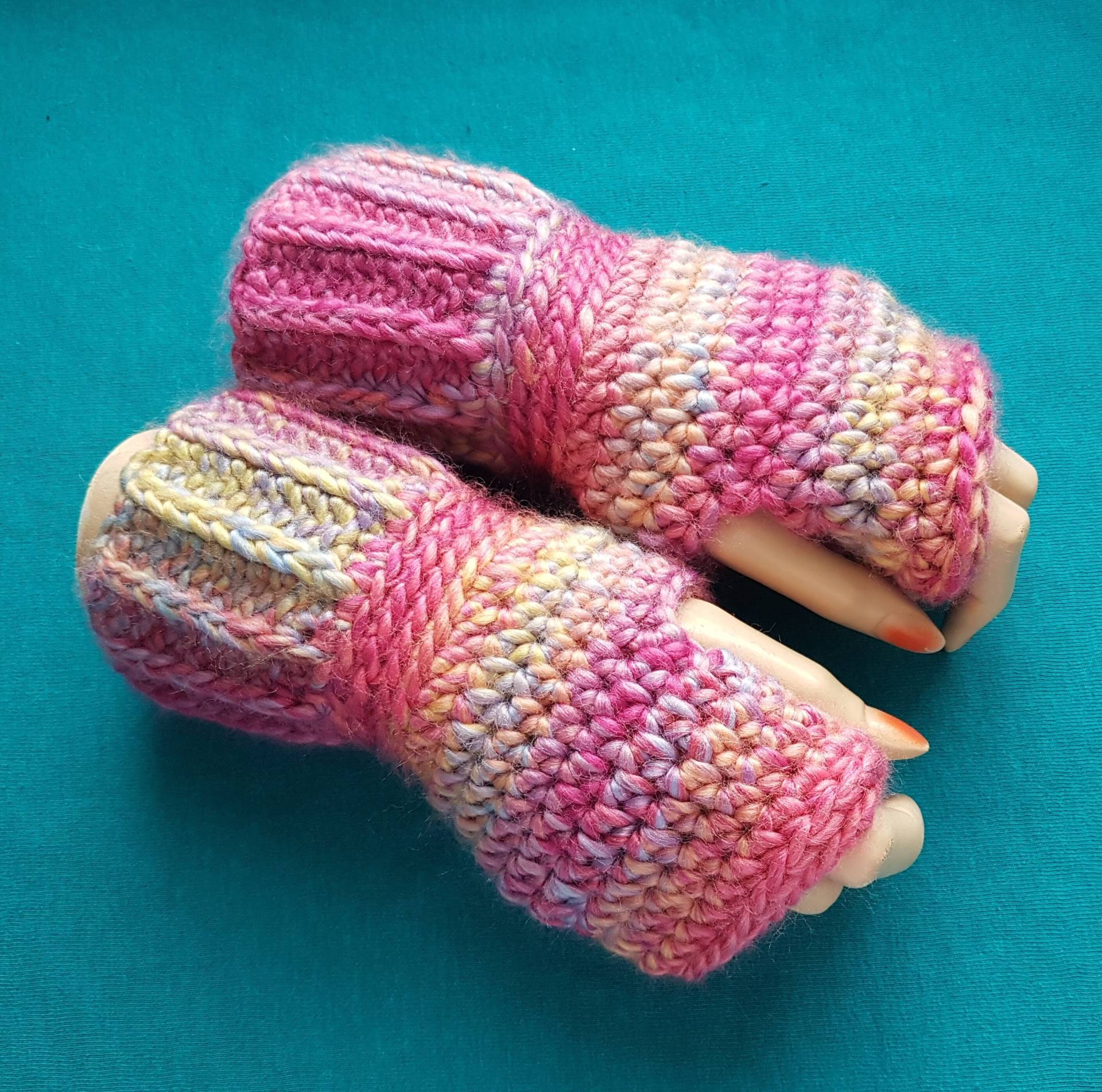 Fingerless Gloves in Hellen Bonbonfarben | Warme Häkel-Armstulpen Mit Farbverlauf Pulswärmer Pastellfarben Kuschelweiche Handschuhe von HeartmadeHandmade77
