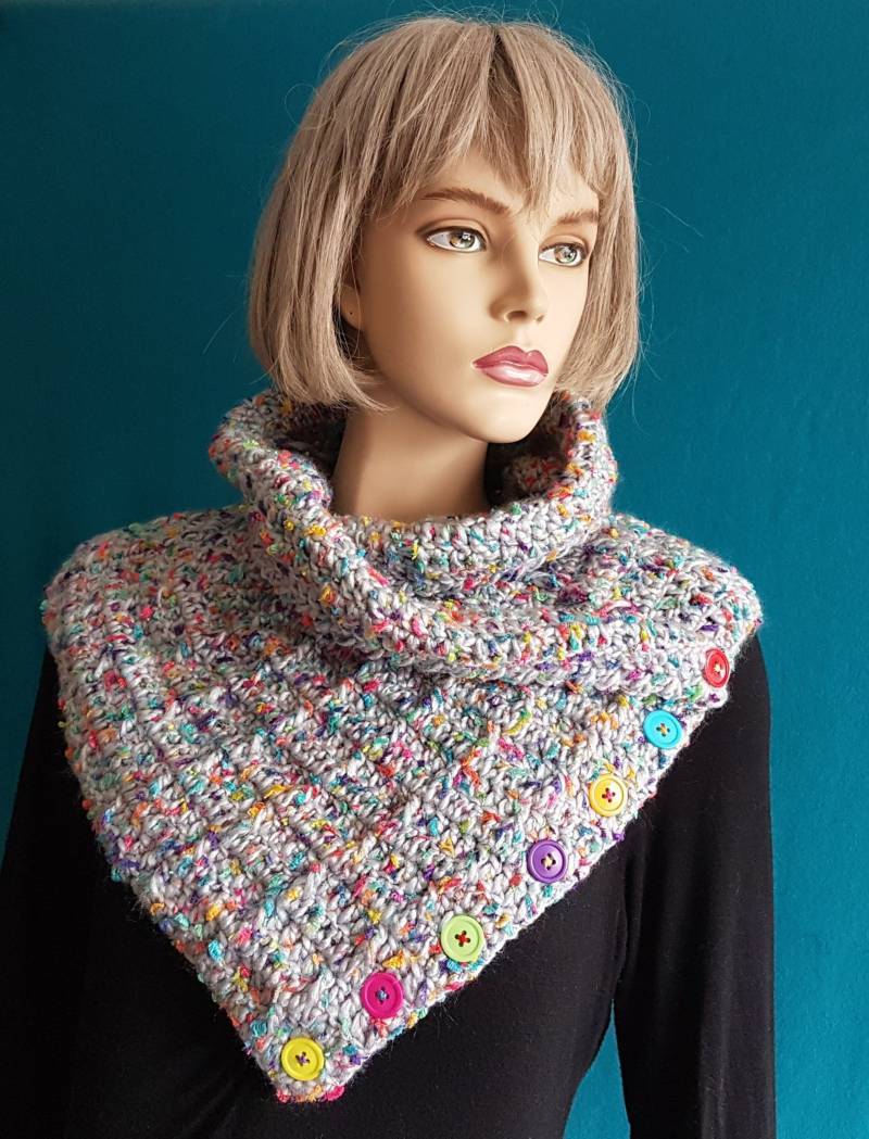 Gehäkelter Kragen-Schal in Hellgrau & Regenbogenfarben | Halswärmer Mit Zierknöpfen Häkel-Schalkragen Bunt Weicher Schulterwärmer Damen von HeartmadeHandmade77