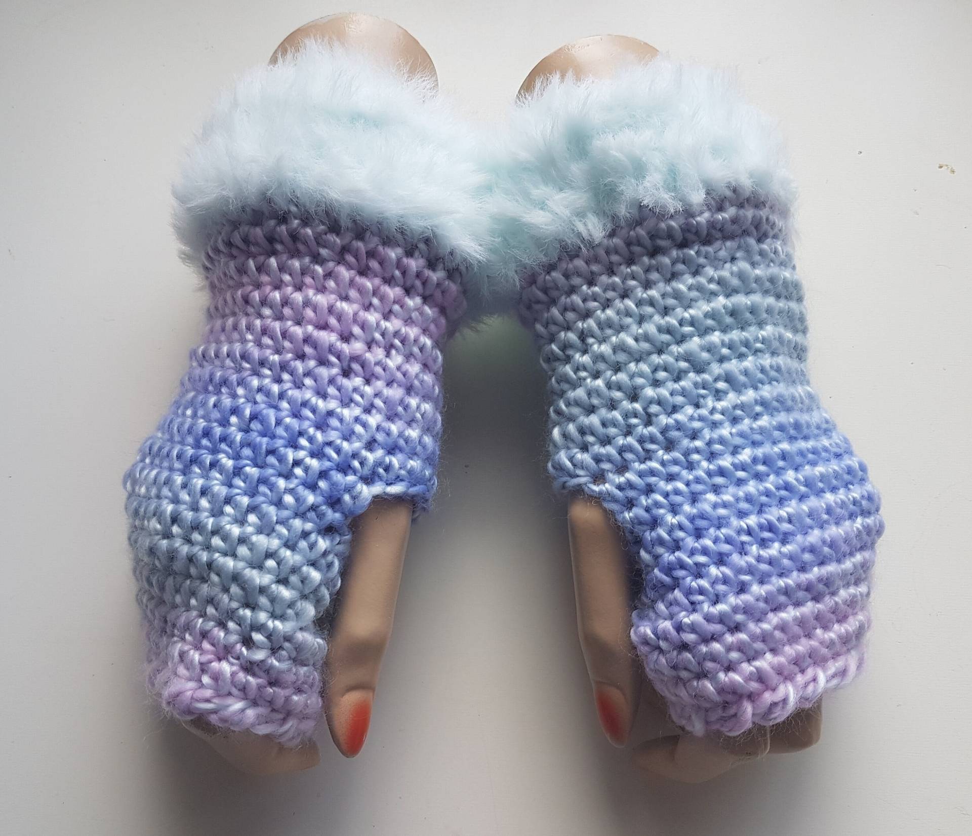 Häkel-Armstulpen Mit Kuschelweichem Fellimitat | Fingerless Gloves in Zarten Pastellfarben Pulswärmer Im Retro-Look Mint, Rosa, Flieder von HeartmadeHandmade77