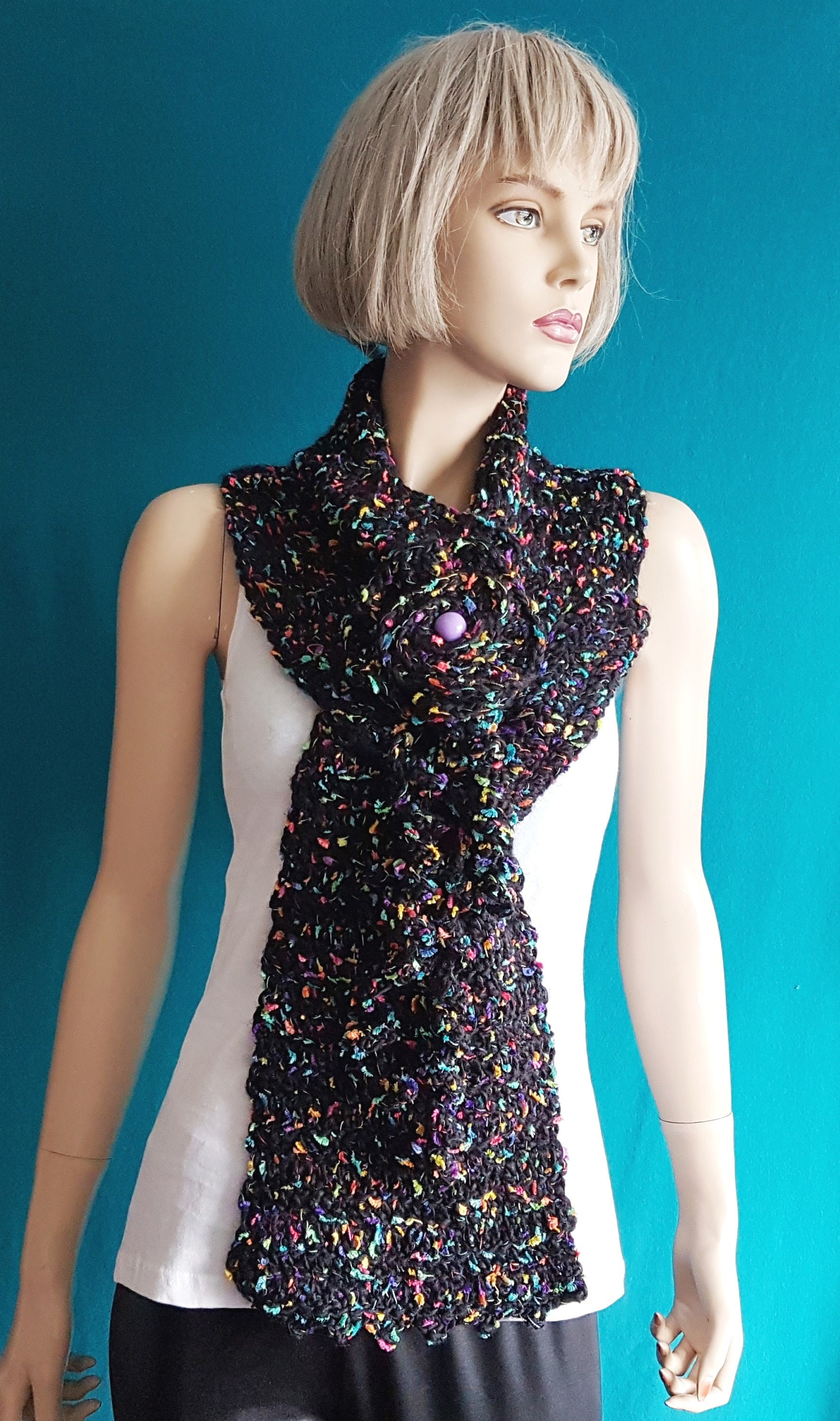 Häkel-Schal in Schwarz & Regenbogenfarben | Halswärmer Mit Maxi-Häkel-Blume, Perle Und Bändern Einsteck-stola Verspielter Retro-Look von HeartmadeHandmade77