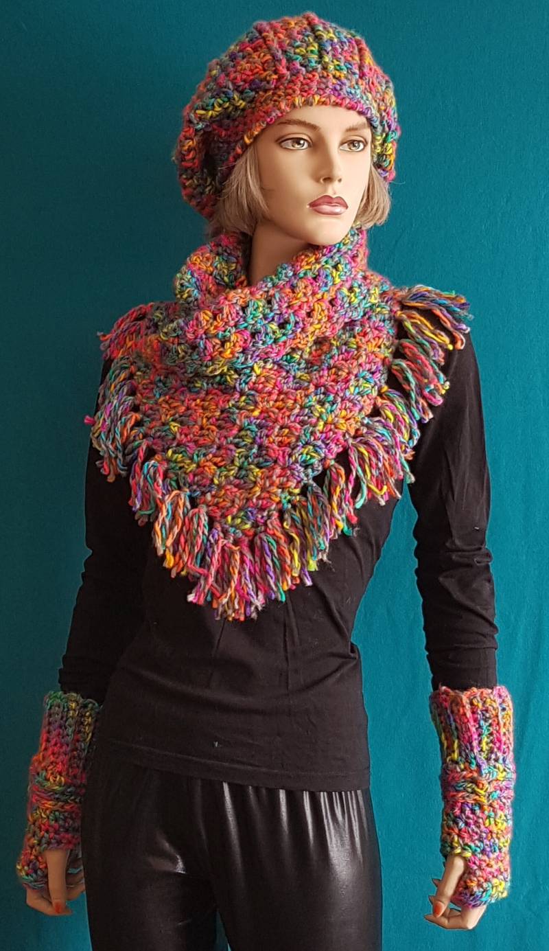 Kragen-Schal in Neon-Regenbogenfarben | Bunter Kurz-Poncho Zum Einkuscheln Warmer Schalkragen Mit Fransen Rainbow Colors von HeartmadeHandmade77