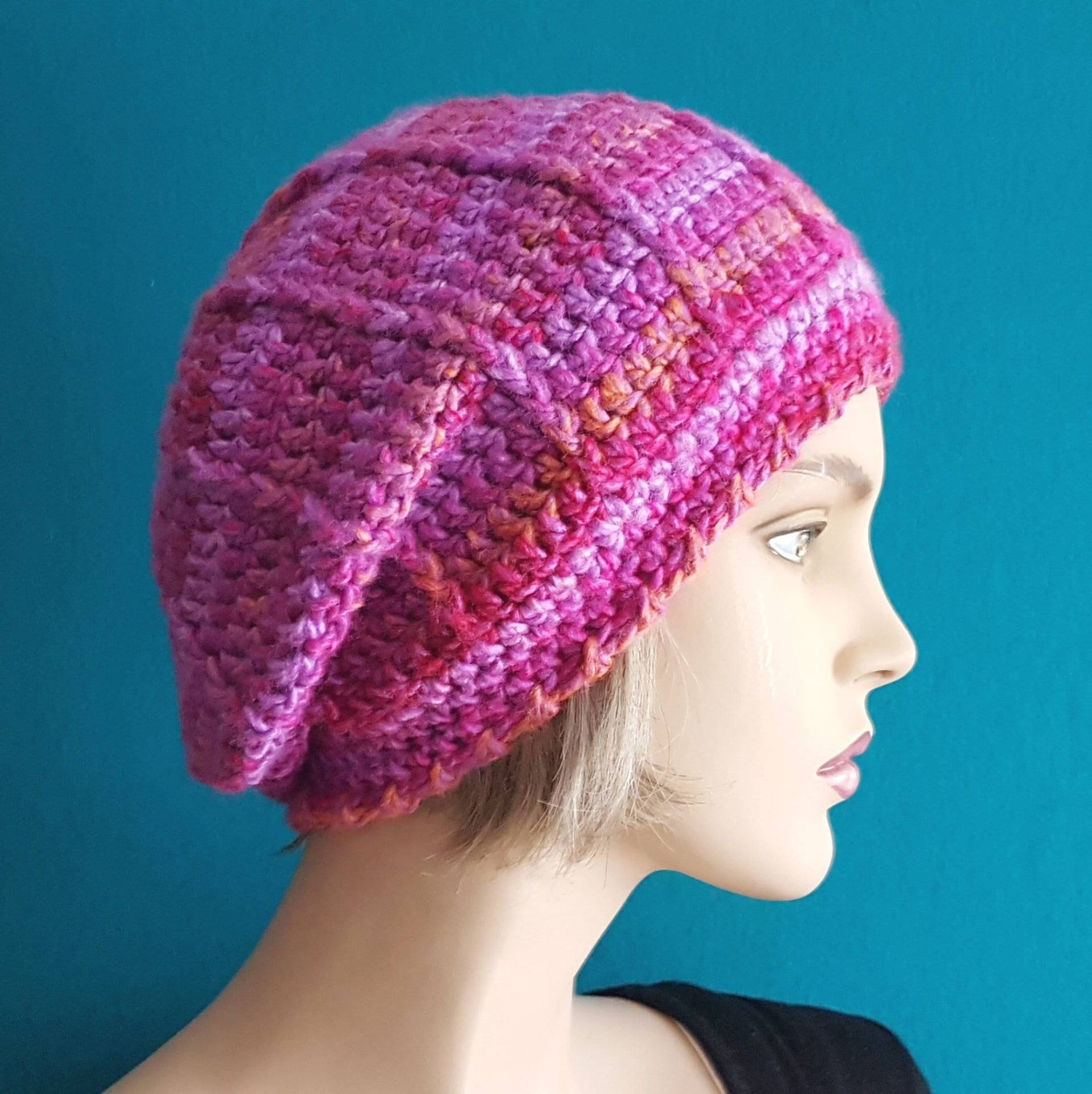 Kuschelig-Warme Häkel-Mütze in Leuchtenden Beere-Tönen | Oversize-Beanie Rippenstruktur Handgehäkelte Mütze Mélange-Effekt & Farbverlauf von HeartmadeHandmade77