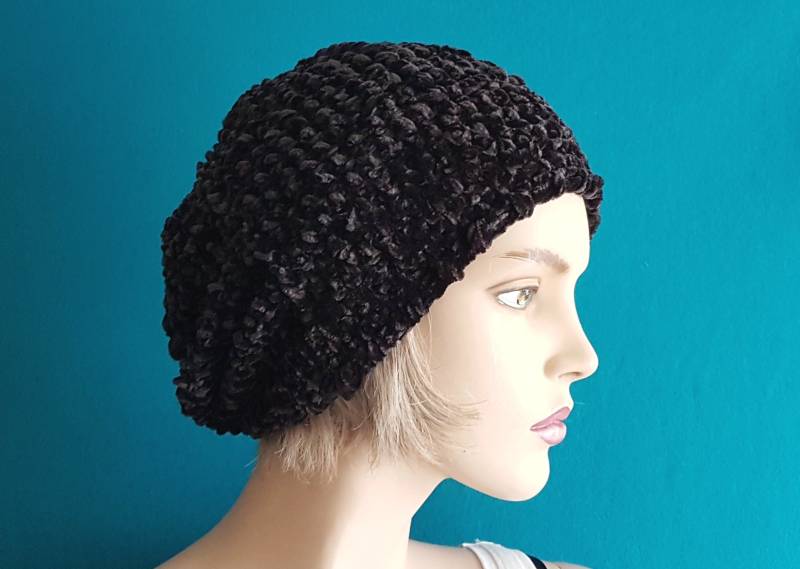 Oversize-Beanie Aus Chenille-Garn | Kuschelige Ballon-Mütze in Schwarz Weiche Häkel-Mütze Samt-Optik Warmes Slouchy Beanie von HeartmadeHandmade77