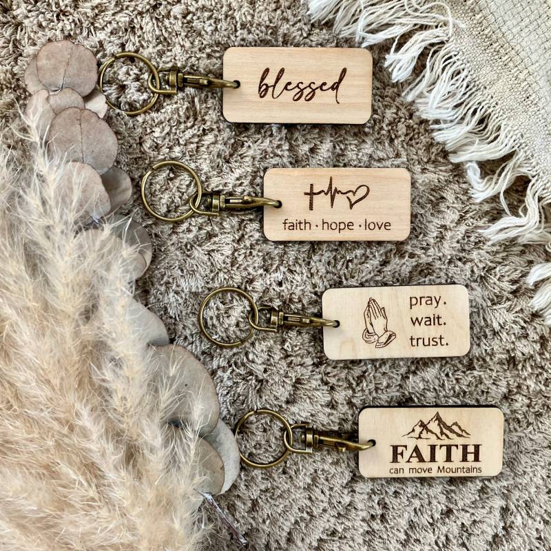 Schlüsselanhänger | Holz Christlich Bibelvers Blessed Jahreslosung| Faithopelove Geschenkidee Geschenk L von HeartmadebyMelly