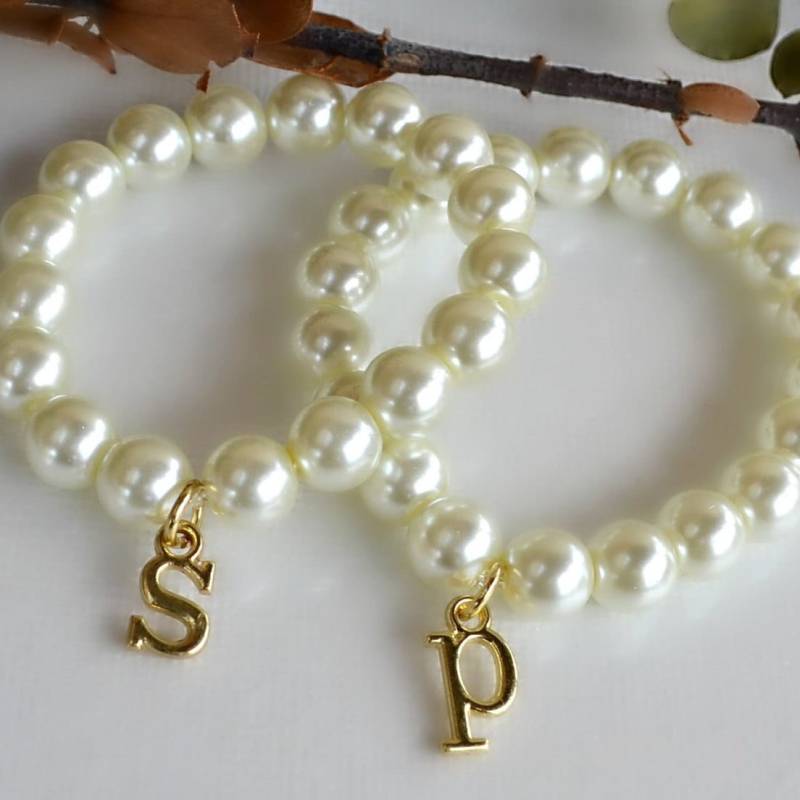Personalisiertes Perlenarmband Mit Goldenem Buchstaben Personalisiertes Perlenarmband Mit Goldenem Buchstaben von HeartofGems