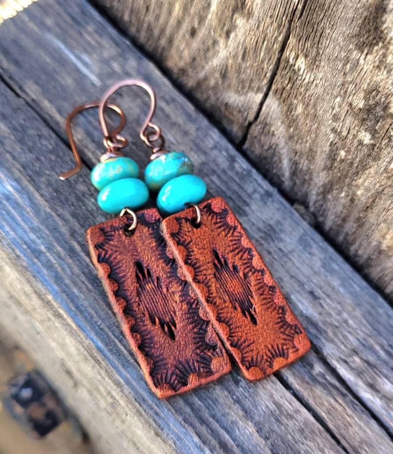 Hand Punzierte Leder Ohrringe Türkis Kupfer Westernschmuck Hand Punzierte Leder Ohrringe Türkis Kupfer Westernschmuck von HeartofaCowgirl