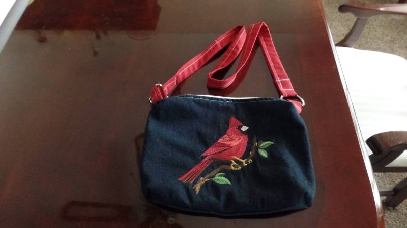 Upcycled Gestickte Kardinal - Oder Pfau-Denim-Handtasche 11 X 7 Upcycled Gestickte Kardinal - Oder Pfau-Denim-Handtasche 11 X 7 von Heartofthegarden