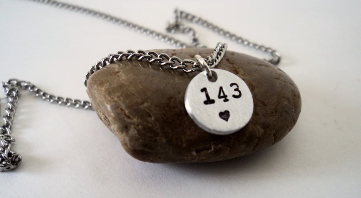 143 Halskette, Ich Liebe Dich Kleiner Charme, Kleine Aluminium Anhänger, Handgestempelte Teeny Charmehalskette 143 Halskette, Ich Liebe Dich Kleiner Charme, Kleine Aluminium Anhänger, Handgestempelte Teeny Charmehalskette von HeartsBlessings18
