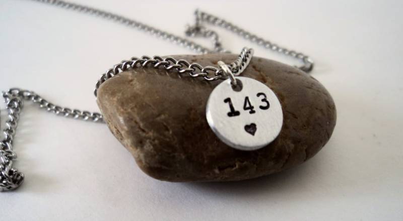 143 Halskette, Ich Liebe Dich Kleiner Charme, Kleine Aluminium Anhänger, Handgestempelte Teeny Charmehalskette 143 Halskette, Ich Liebe Dich Kleiner Charme, Kleine Aluminium Anhänger, Handgestempelte Teeny Charmehalskette von HeartsBlessings18