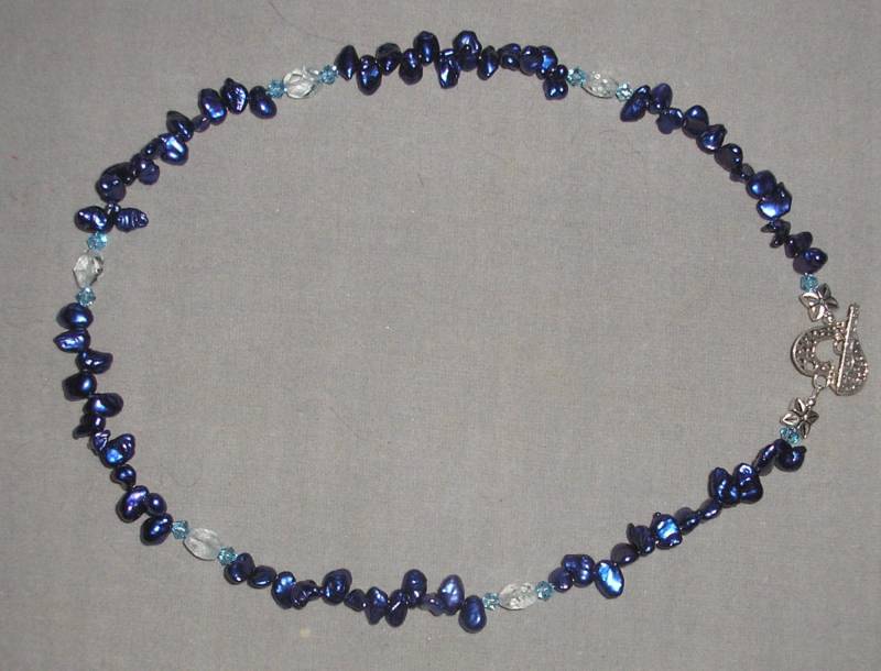 Tiefblaue Keshi-Perle Halskette Mit Aquamarin Akzenten Tiefblaue Keshi-Perle Halskette Mit Aquamarin Akzenten von HeartsDesignJewelry