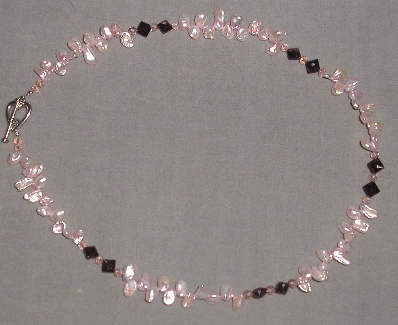 Weiche Rosa Keshi Perle Halskette Mit Granaten Weiche Rosa Keshi Perle Halskette Mit Granaten von HeartsDesignJewelry