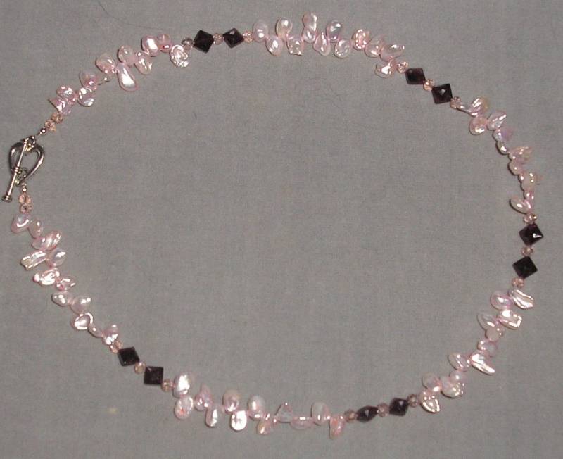 Weiche Rosa Keshi Perle Halskette Mit Granaten Weiche Rosa Keshi Perle Halskette Mit Granaten von HeartsDesignJewelry