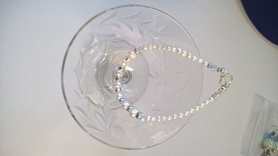 Weißes Süßwasserperlen-Armband Mit Sterling-Akzenten Weißes Süßwasserperlen-Armband Mit Sterling-Akzenten von HeartsDesignJewelry