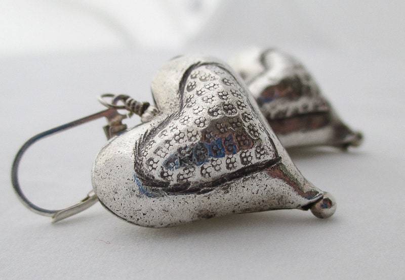 Feinsilber Puffy Herz Ohrringe von HeartsDesireOutlet