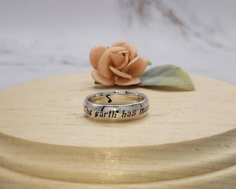 Shakespeare-Zitat-Ring Musiknotenband Aus Sterlingsilber 925 Shakespeare-Zitat-Ring Musiknotenband Aus Sterlingsilber 925 von HeartsOrSpades