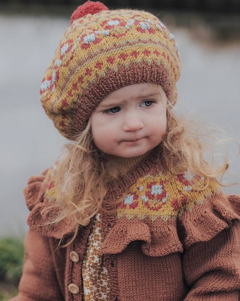 Faire Insel Blume Pom Beret - Erhältlich in Mid Brown Hand Gestrickt Reiner Merinowolle Alle Größen Kleinkind Zu Damen von Heartsandcoronets