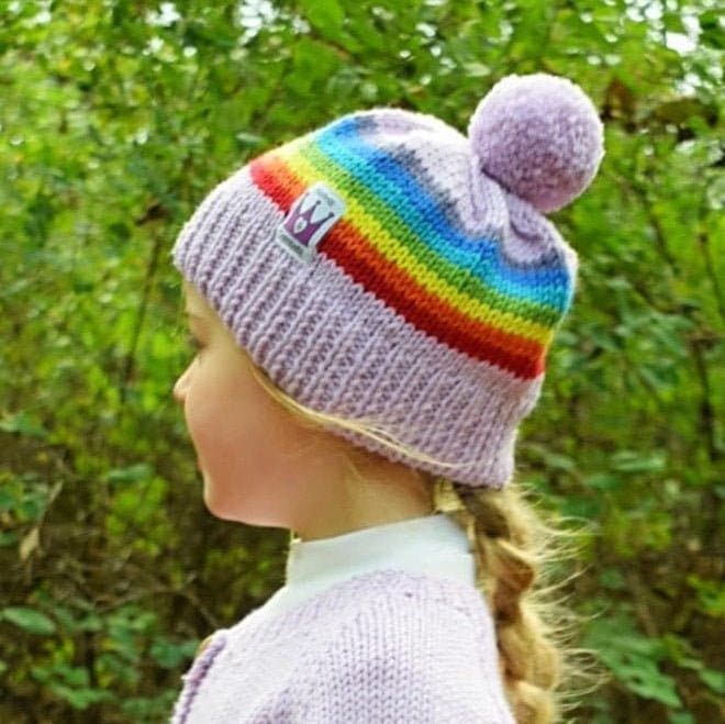 Kids Unisex Regenbogen Streifen Bobble Hat - Handgestrickte Beanie Hüte Reine Merinowolle Kindermütze Erhältlich in Creme, Rot, Marine Und Pink von Heartsandcoronets